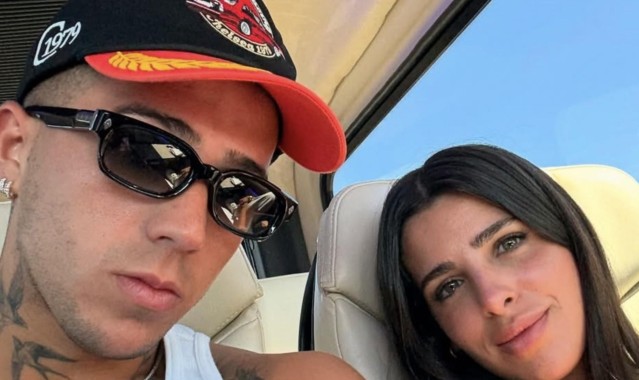 享受假期，恩佐与家人一同来到了希腊度假